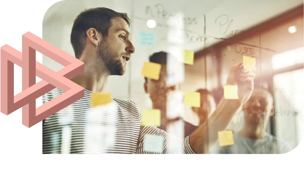 Homem analisando o planejamento das ações de marketing